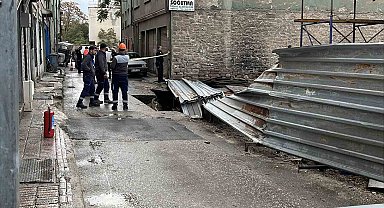 İnşaat yanında zemin çöktü doğalgaz ve su borusu patladı