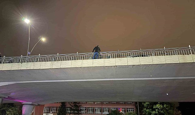 İntihar etmek için köprüye çıkan şahsı polis ekipleri ikna etti