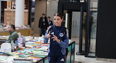 İrem, kitapların dünyasını işaret diliyle keşfetti