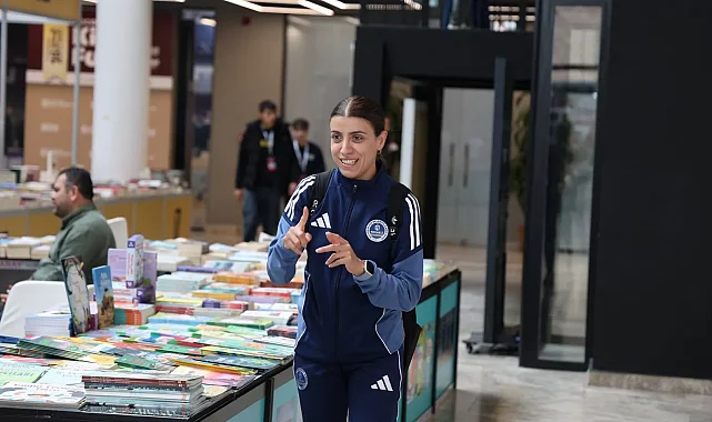 İrem, kitapların dünyasını işaret diliyle keşfetti