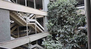 İş hanının ortasındaki ağaçlar dikkat çekiyor