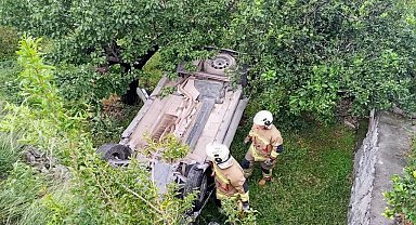 İskenderun'da bahçeye uçan otomobildeki 2 kişi yaralandı