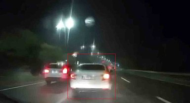 Islak yolda makas atan sürücü kameraya yansıdı