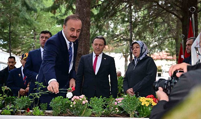 Isparta'da 29 Ekim Cumhuriyet Bayramı kutlamaları çelenk töreniyle başladı