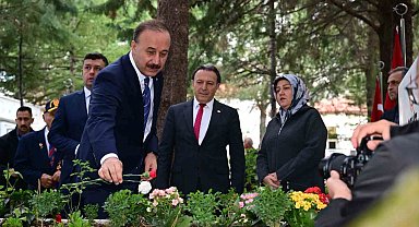 Isparta'da 29 Ekim Cumhuriyet Bayramı kutlamaları çelenk töreniyle başladı