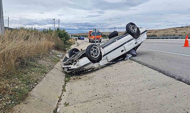 Isparta'da kontrolden çıkan otomobil 150 metre sürüklenip takla attı: 3 yaralı