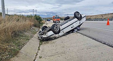 Isparta'da kontrolden çıkan otomobil 150 metre sürüklenip takla attı: 3 yaralı
