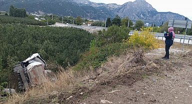 Isparta'da kum yüklü tır elma bahçesine devrildi, sürücü hayatını kaybetti