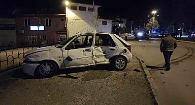 Isparta'da otomobiller kavşakta çarpıştı: 3 yaralı