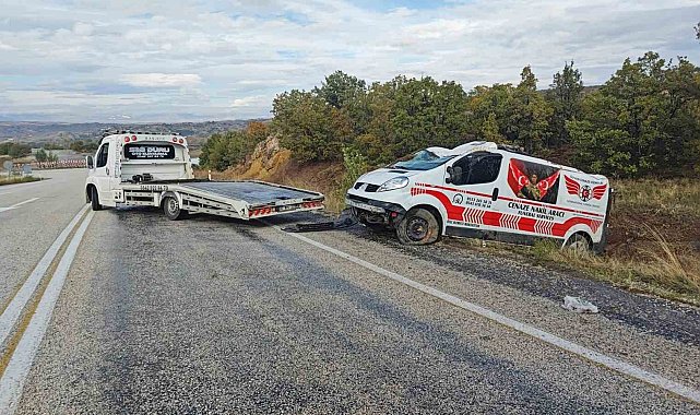 Isparta'da özel cenaze nakil aracı şarampole devrildi: 1 yaralı