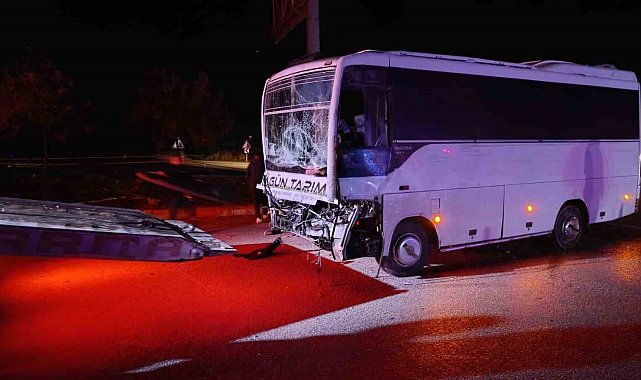 Isparta'da tarım işçilerini taşıyan midibüs ile tır çarpıştı: 17 yaralı