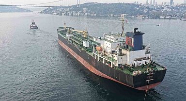 İstanbul Boğazı trafiğe kapatıldı: Dron saldırısına uğrayan AK ANA tankerinin geçişi havadan görüntülendi