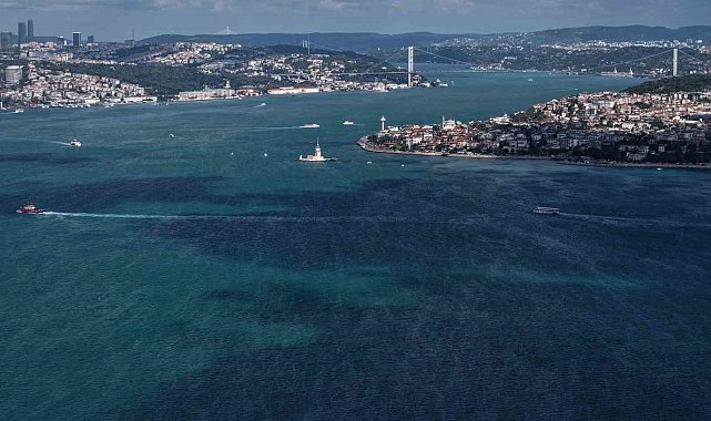 İstanbul Boğazı turkuaza büründü