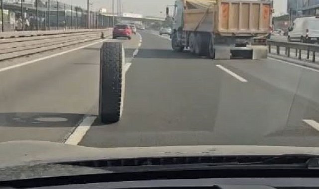 İstanbul E-5'te tehlikeli anlar kamerada: Seyir halindeki kamyonun iki tekerleği yerinden çıktı