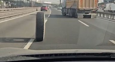 İstanbul E-5'te tehlikeli anlar kamerada: Seyir halindeki kamyonun iki tekerleği yerinden çıktı