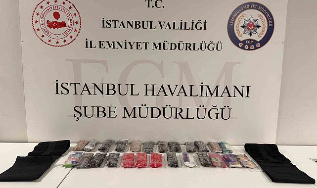 İstanbul Havalimanı'nda korse ve bacaklarına uyuşturucu gizleyen şüpheliler polisten kaçamadı