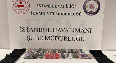 İstanbul Havalimanı'nda korse ve bacaklarına uyuşturucu gizleyen şüpheliler polisten kaçamadı
