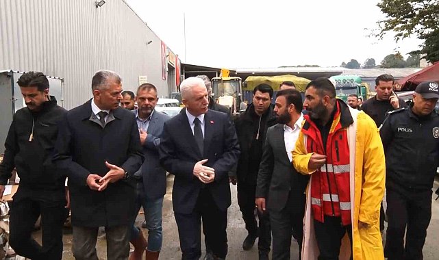 İstanbul Valisi Gül, selden etkilenen Kemerburgaz'da vatandaşları dinledi