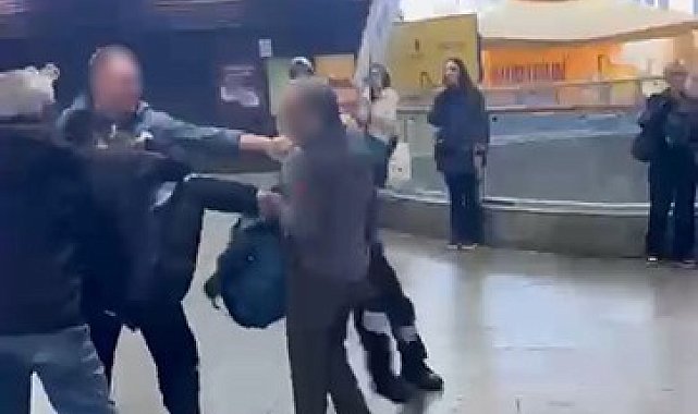 İstanbul'da metrobüs durağında kavga: Güvenlik görevlisi tartıştığı kişiye tekme attı