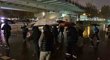 İstanbul'da sabahın erken saatlerinde sağanak yağış etkisini gösterdi