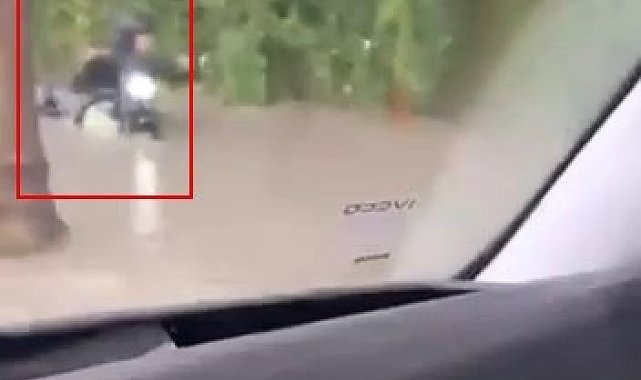 İstanbul'da suya batan motosikletinin zor anları kamerada