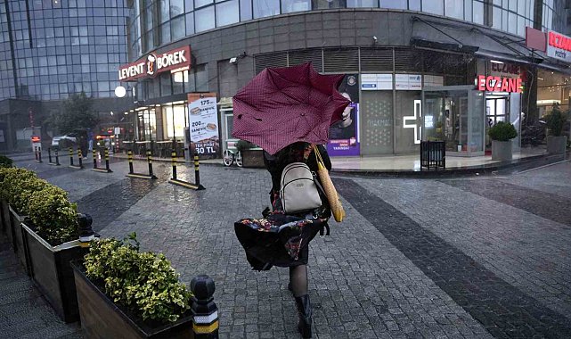 İstanbul'da vatandaşların şiddetli fırtına ve yağmurla imtihanı kamerada