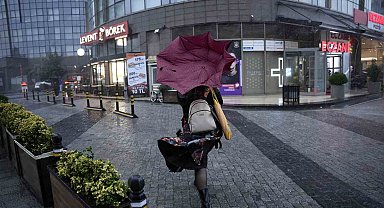 İstanbul'da vatandaşların şiddetli fırtına ve yağmurla imtihanı kamerada
