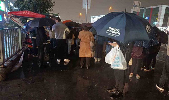 İstanbul'da yağış sonrası toplu taşıma duraklarında uzun kuyruklar oluştu