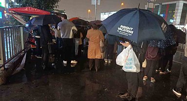 İstanbul'da yağış sonrası toplu taşıma duraklarında uzun kuyruklar oluştu