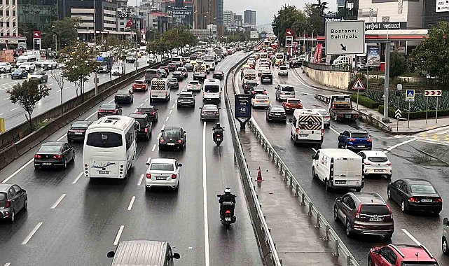 İstanbul'da yağmur trafiği kilitledi: Yoğunluk yüzde 89'a ulaştı