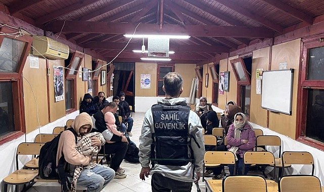 İzmir açıklarında 76 düzensiz göçmen yakalandı