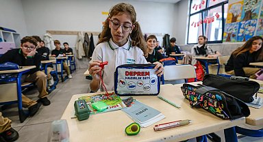 İzmir Büyükşehir'den öğrencilere deprem çantası ve afet eğitimi