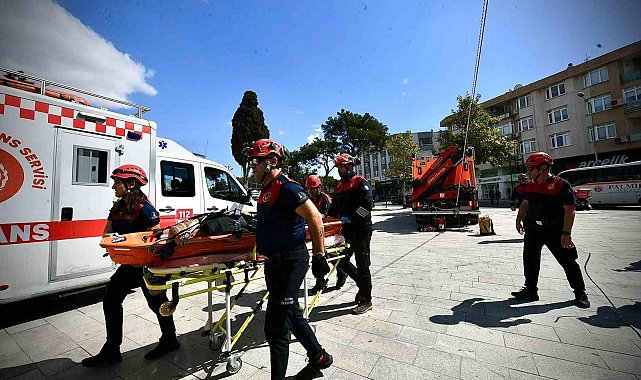 İzmir İtfaiyesi'nden gerçeği aratmayan tatbikat