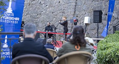 İzmir Şato Kütüphanesi'nde ders molasında müzikli motivasyon