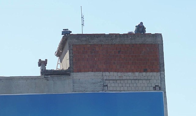 İzmir'de 10 katlı binanın çatısında 'ölümüne' mesai