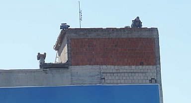 İzmir'de 10 katlı binanın çatısında 'ölümüne' mesai