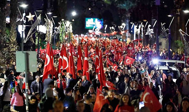 İzmir'de 103'üncü yıl coşkusu gökyüzünü aydınlattı