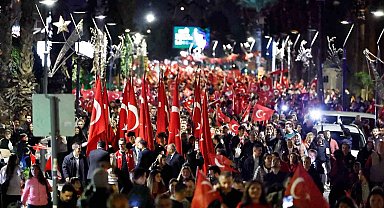 İzmir'de 103'üncü yıl coşkusu gökyüzünü aydınlattı