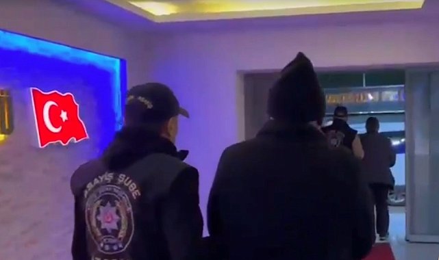İzmir'de 9 yıldır aranan eski karı koca dolandırıcılar yakalandı