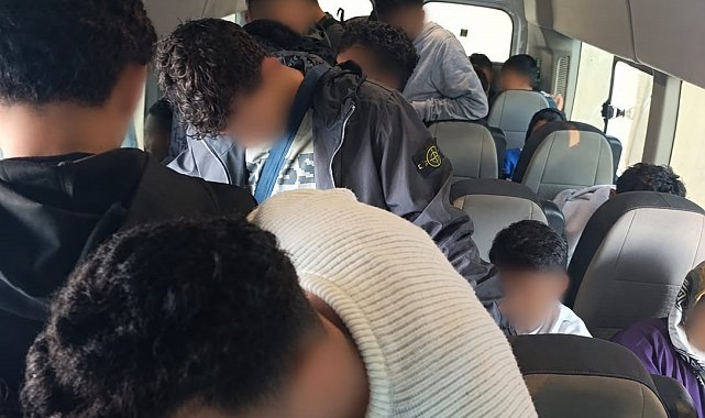 İzmir'de durdurulan araçta 34 düzensiz göçmen yakalandı
