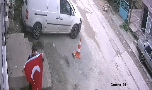 İzmir'de gencin bayrak duyarlılığı kamerada