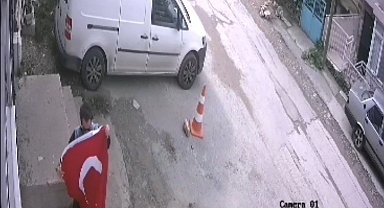 İzmir'de gencin bayrak duyarlılığı kamerada