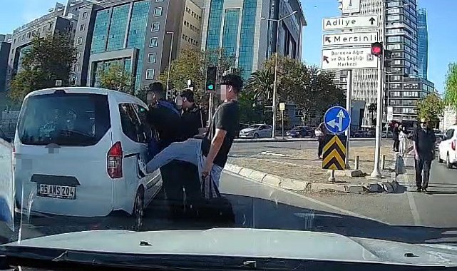İzmir'de trafikte gerginlik: Gençlerden biri araca tekme attı