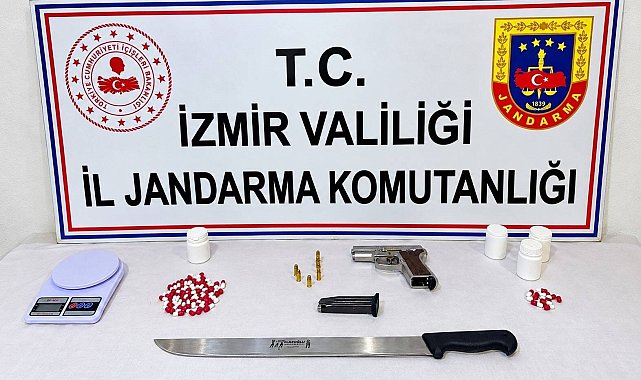 İzmir'de uyuşturucu operasyonu: 77 hap ele geçirildi