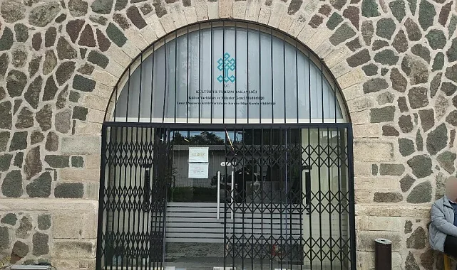 İzmir'de 2 bin yıllık Zeus heykel başı ele geçirildi