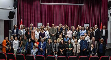 İzmir'de Bornova 3. Yaş Üniversitesi yeni döneme başladı