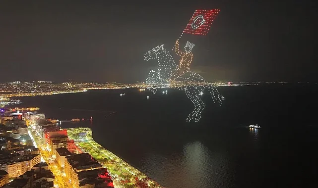 İzmir'de Cumhuriyet coşkusu gökyüzüne taştı