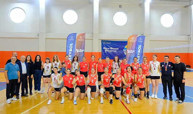 İzmir'de Kadın Voleybol Takımı il şampiyonu oldu