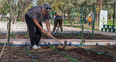 İzmir'de toprakla buluştu, yaşama yeniden tutundu
