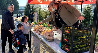 İzmit'ten öğrencilere kek ve mandalina ikramı